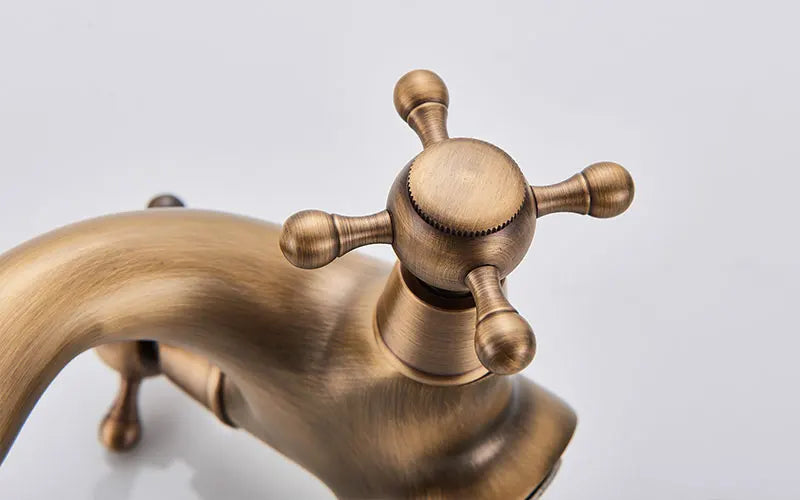 Antike Waschtischarmatur – Vintage-Messing-Finish