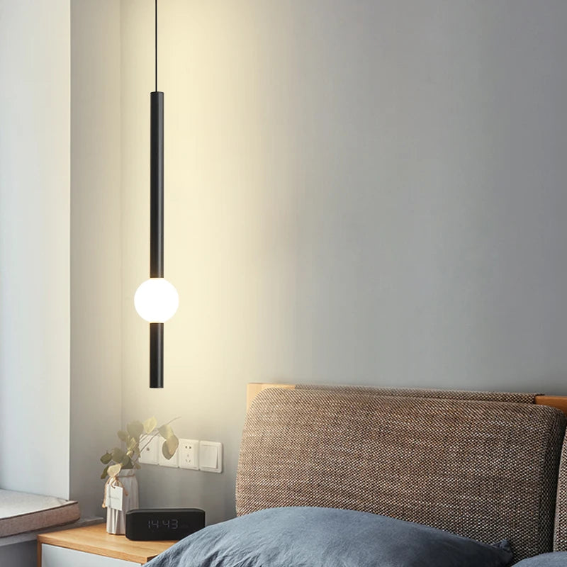 Minimalistische hanglamp naast het bed - moderne LED-lamp met één kop