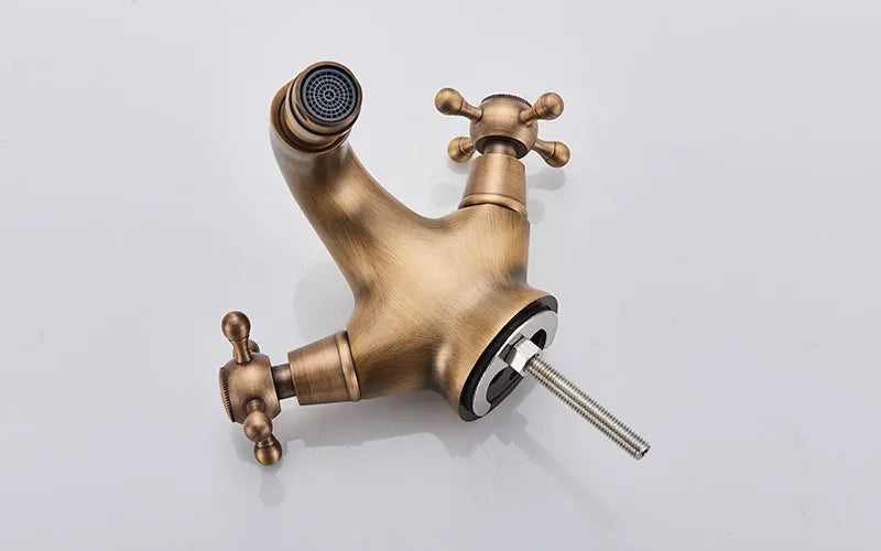 Antike Waschtischarmatur – Vintage-Messing-Finish