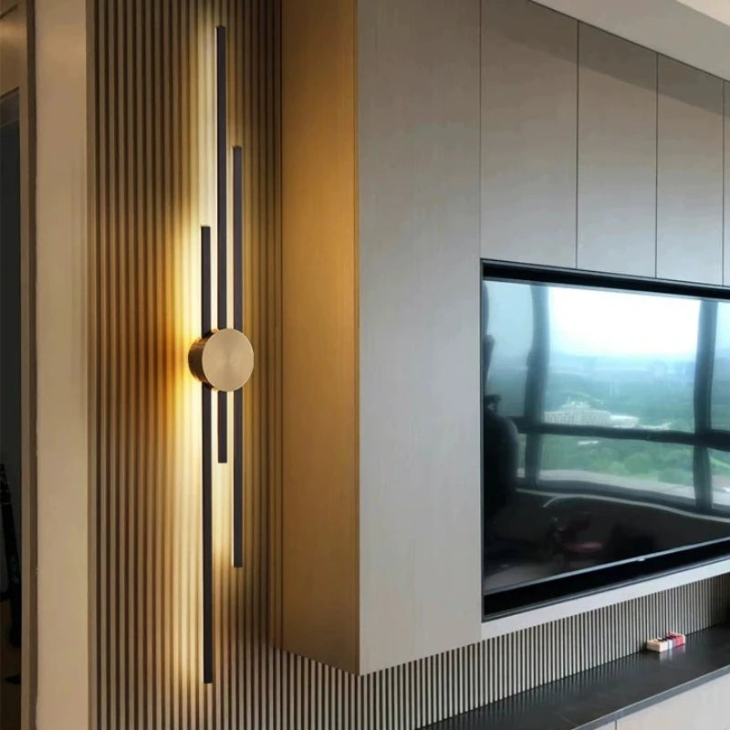 Moderne, lange Wandleuchte – Luxuriöse LED-Wandleuchte in Schwarz und Gold | Schlafzimmer, Flur, Wohnzimmer