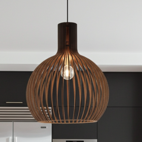 Hängelampe aus Holzkäfig im Landhausstil