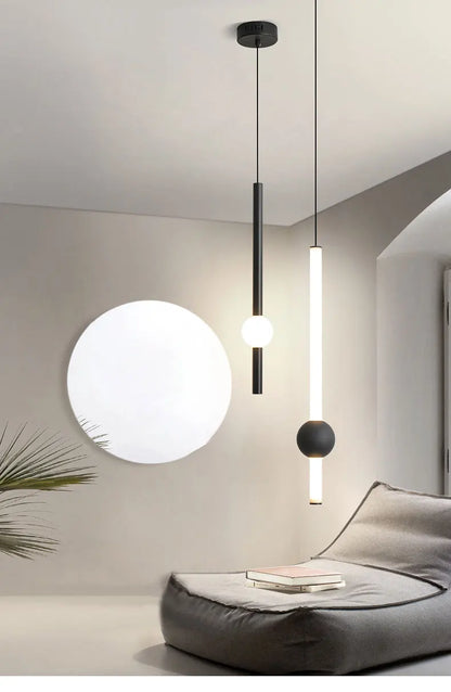 Minimalistische hanglamp naast het bed - moderne LED-lamp met één kop