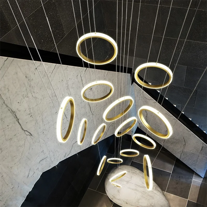 Treppenhaus-Kronleuchter mit Kristallring – Modern für Treppenhäuser und hohe Decken