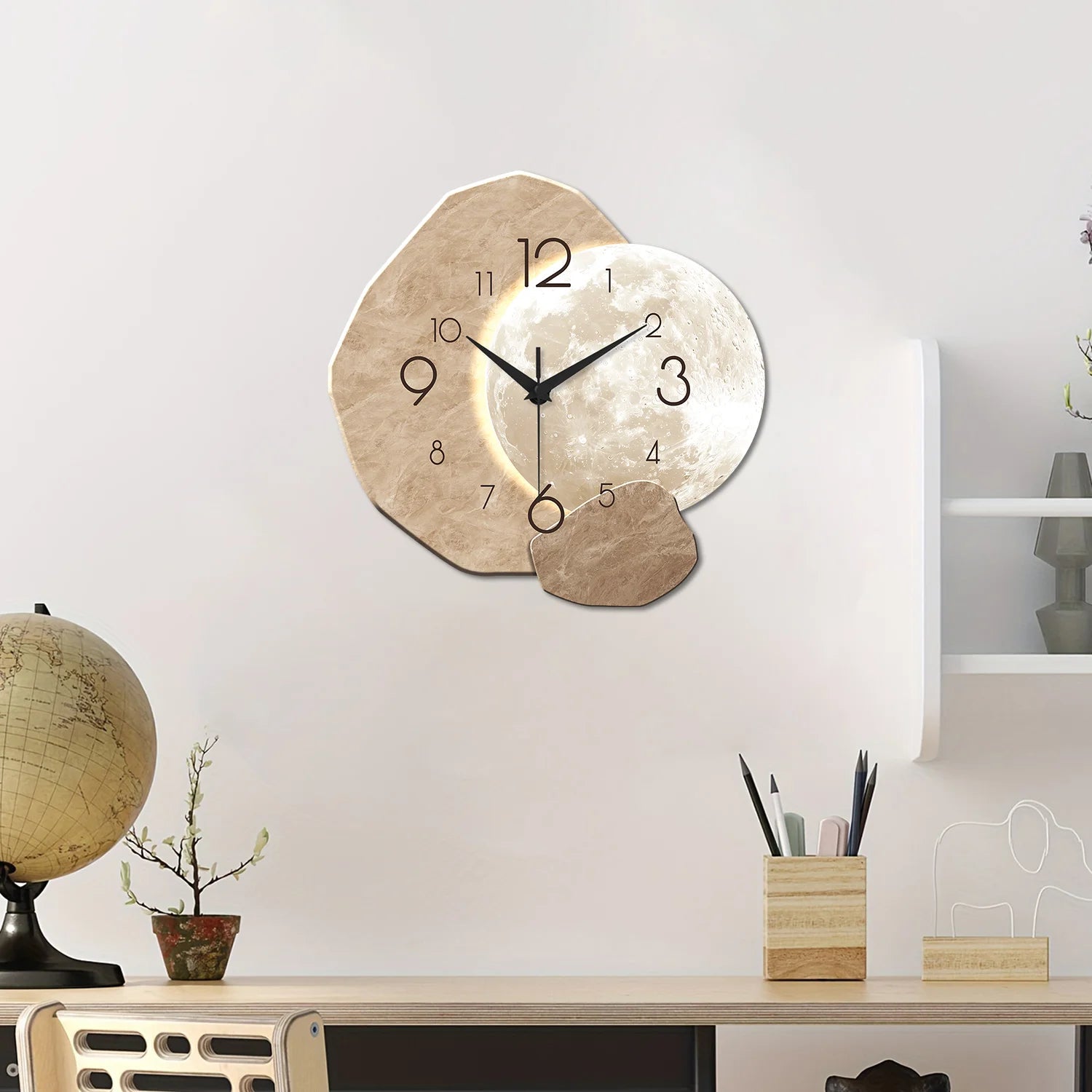 Stille wandklok - modern maanontwerp met houten frame