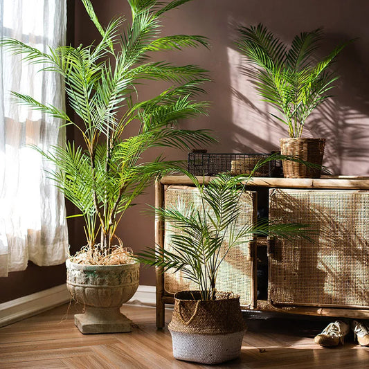 Zimmerpflanze, künstliche Palme, tropische Kunstpflanze aus Kunststoff